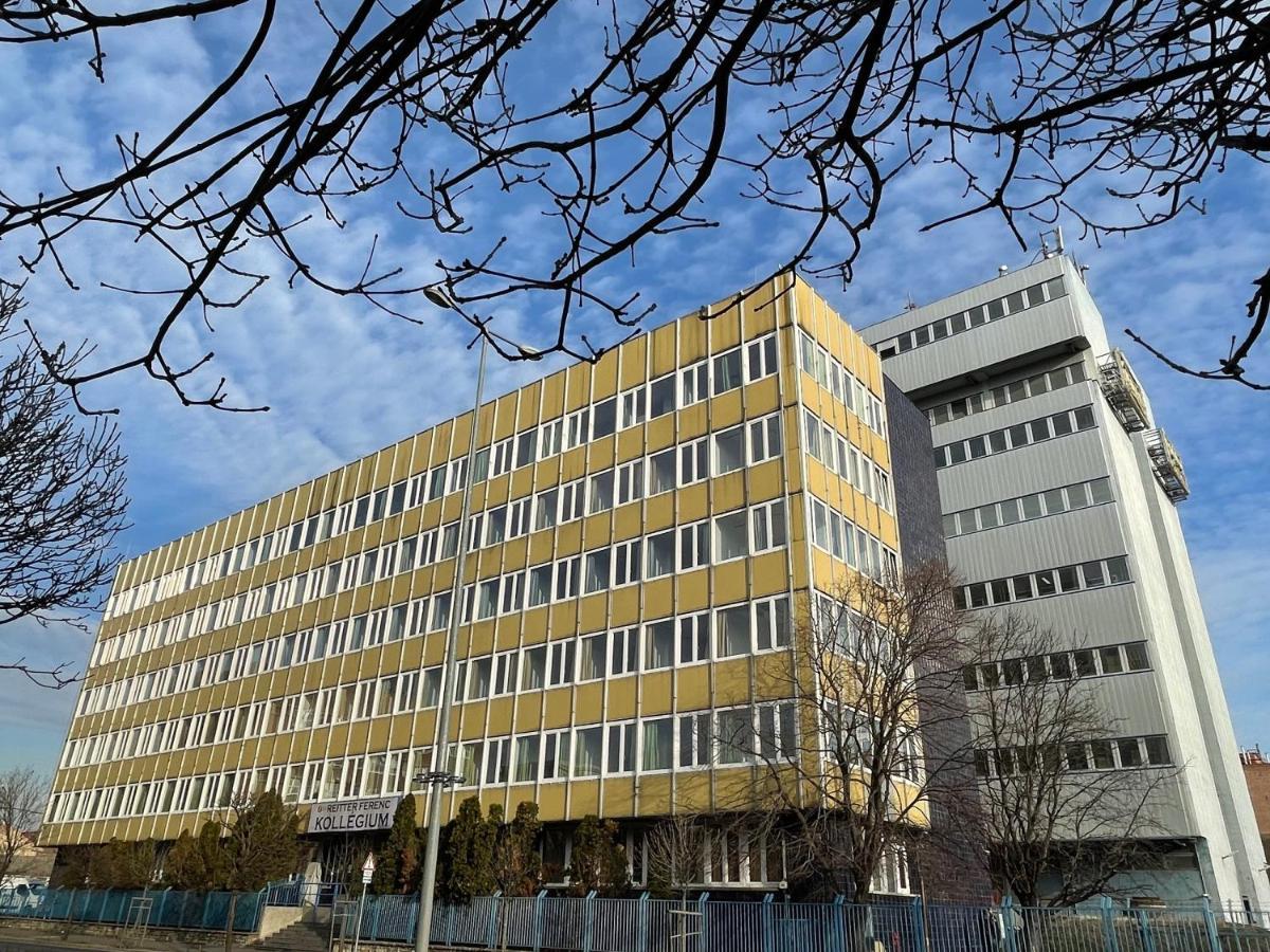 The College Group Hostel Budapest Esterno foto